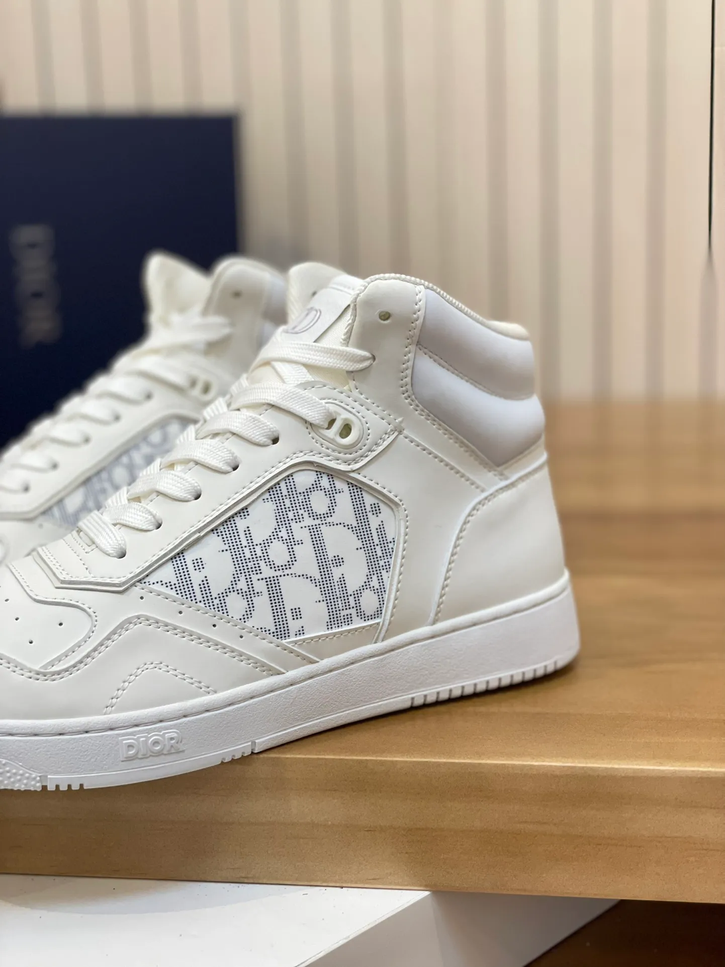 Men's shoes: 💰P460¥ Product trademark: Dior* "Dior*" high-top casual shoes Regular size: 38-44 (can be customized to 45.46) Product materials: Upper imported cowhide stitched with original fabric, breathable lining, original outsole. Number: 1006
